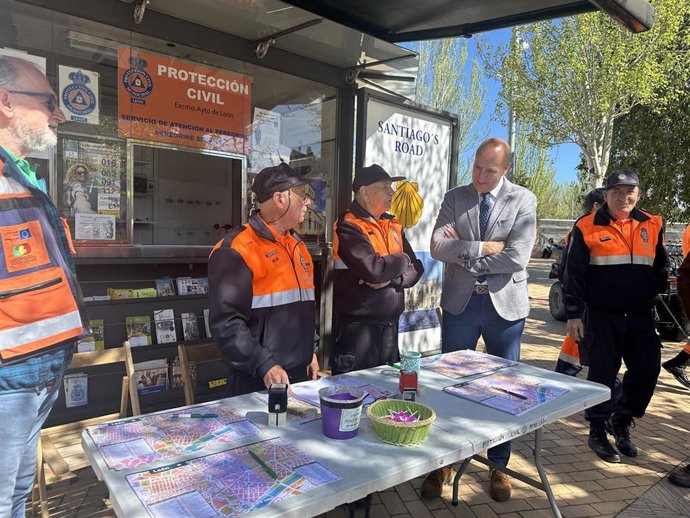 El alcalde de León, José Antonio Diez, ha visitado este miércoles el Punto de Atención al Camino de Santiago de León capital, ubicado en Puente Castro.