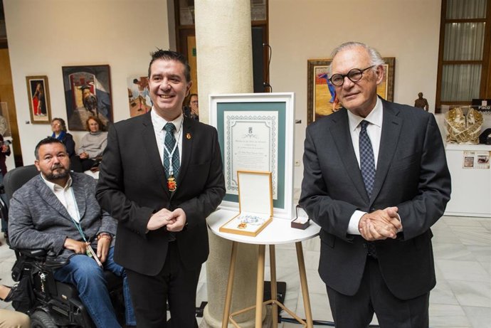 Archivo - Santiago Cabañero, presidente de la Diputación de Albacete y Pedro Piqueras. Entrega de la Medalla de Oro de Honor y Gratitud de la Provincia de Albacete al periodista Pedro Piqueras Gómez, en Albacete, Castilla-La Mancha.
