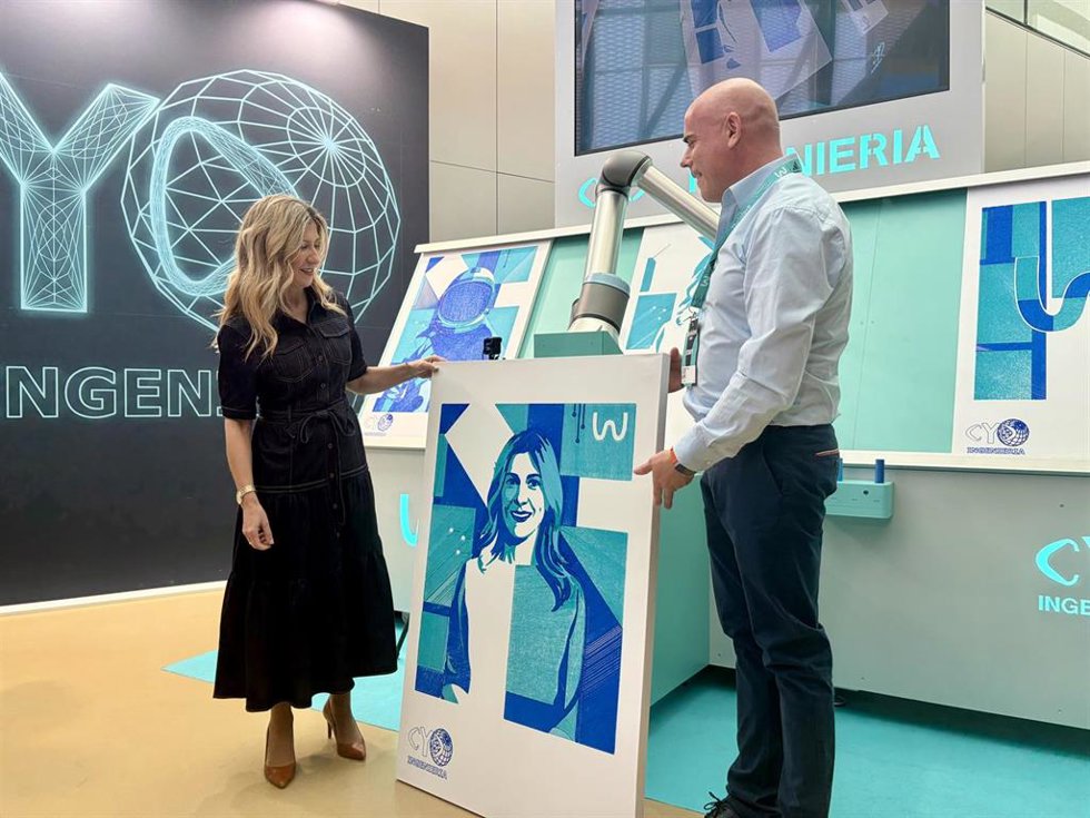 La vicepresidenta del Gobierno de Aragón en funciones, Mar Vaquero, recibe un retrato en su visita a uno de los stands de 'The Wave' 2026.