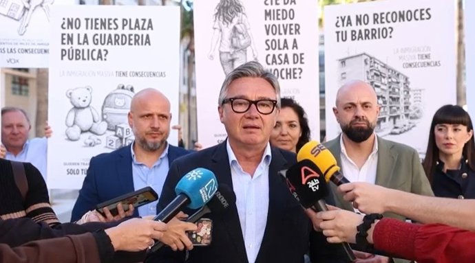 El candidato de Vox a la Presidencia de la Junta de Andalucía, Manuel Gavira, durante la presentación en El Ejido (Almería) de la campaña 'La inmigración masiva tiene consecuencias'.