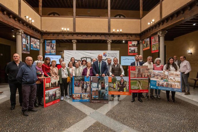Foto de grupo del presidente provincial con protagonistas de la campaña