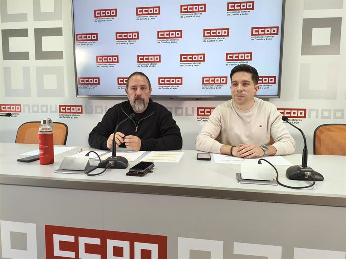 El secretario de Empleo, Protección Social y Migraciones de CCOO en Castilla y León, Javier Moreno, y el economista y técnico del sindicato Sergio Hernández.