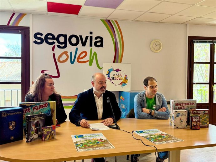 El concejal de Juventud, Sergio Calleja (centro), con los representantes de Ludoducto, Soraya Velázquez y Juan Carlos Martínez.