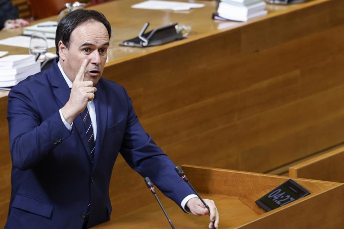 El president de la Generalitat, Juanfran Pérez Llorca, durant una sessió de control