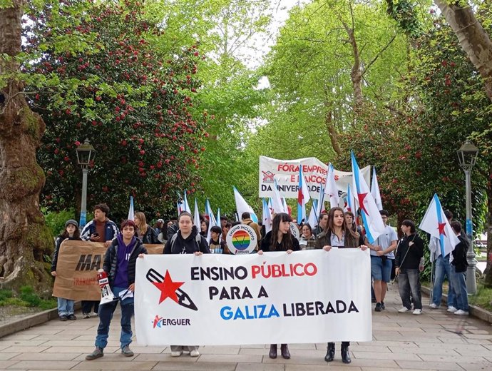 Estudiantes en huelga se movilizan en Galicia por una enseñanza "accesible" y alertan de un "proceso privatizador"