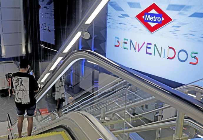 Archivo - Un hombre en la escalera mecánica de la estación de metro de Gran Vía el día de su reapertura después de casi tres años fuera de servicio, a 16 de julio de 2021, en Madrid (España).