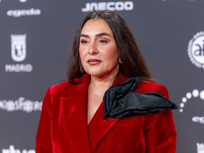 Candela Peña vuelve a conquistar 'La Revuelta' con un look masculino cargado de carácter y personalidad