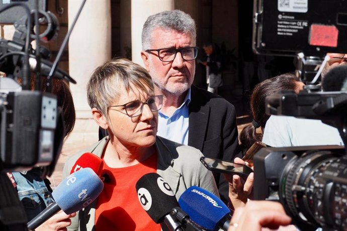 La portavoz de Compromís en el Ayuntamiento de València, Papi Robles, junto al edil de esta coalición política Ferran Puchades atendiendo a los medios de comunicación.
