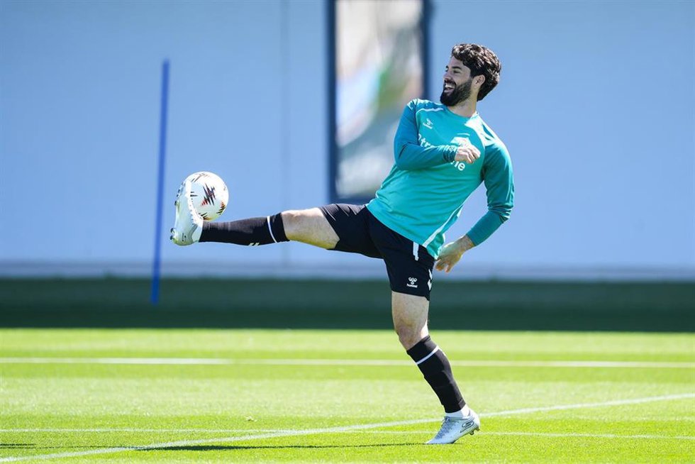 El jugador del Real Betis Isco Alarcón toca balón en un entrenamiento