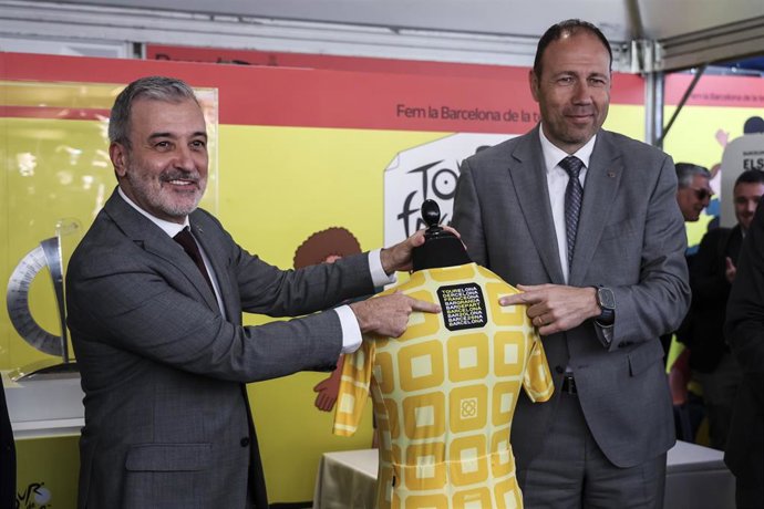 El alcalde de Barcelona, Jaume Collboni, y el conseller de Deportes de la Generalitat, Berni Álvarez, presentan el maillot oficial de la Grand Départ del Tour de Francia Barcelona 2026 durante el Barcelona Open Banc Sabadell-Conde de Godó 2026