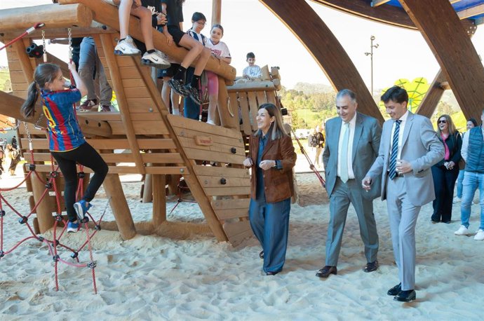 La presidenta de Cantabria, María José Sáenz de Buruaga, inaugura el nuevo parque infantil cubierto de Pomaluengo