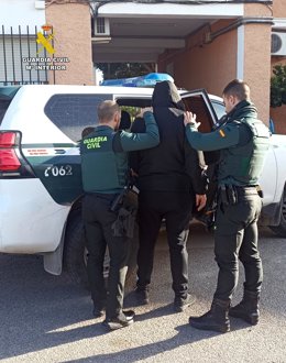 La Guardia Civil detiene al sospechoso de un robo y varios hurtos en Huércal-Overa (Almería).