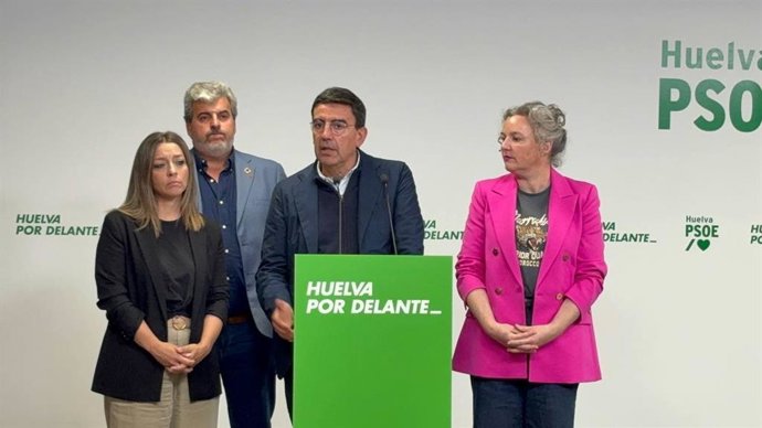Los candidatos por el PSOE de Huelva al Parlamento andaluz Mario Jiménez y Macarena Robles junto a miembros del PSOE de Almonte.
