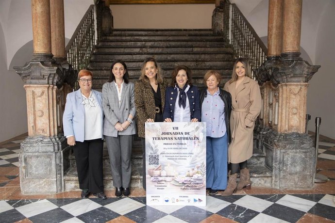 Auxiliadora Moreno (3ª izda.), en la presentación de las 'VII Jornadas de Terapias Naturales. Priego en Familia'.