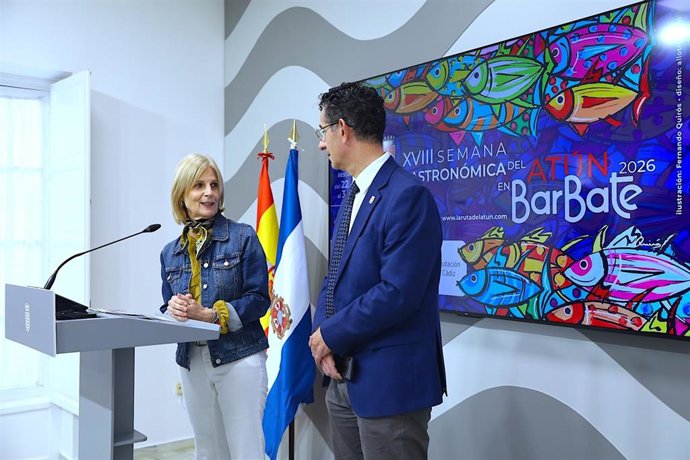 La alcaldesa de Jerez de la Frontera (Cádiz), María José García-Pelayo, junto al alcalde de Barbate, Miguel Molina, en la presentación de la Semana del Atún.