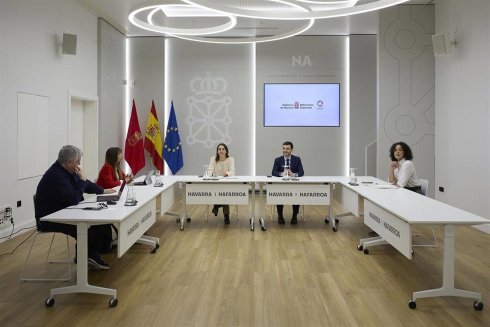 De izda. A dcha.: el director gerente de Nasuvinsa, Javier Burón; la directora general de Vivienda, Elga Molina; la vicepresidenta Alfaro; el ministro Bustinduy; y la directora del gabinete del ministro, Nagua Alba.