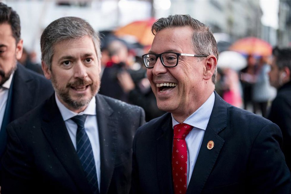 Archivo - El consejero de Presidencia, Justicia y Administración Local, Miguel Ángel García Martín (i) y el senador del PP Alfonso Serrano (d), durante la entrega de las Grandes Cruces de la Orden del Dos de Mayo, en la Puerta del Sol de Madrid
