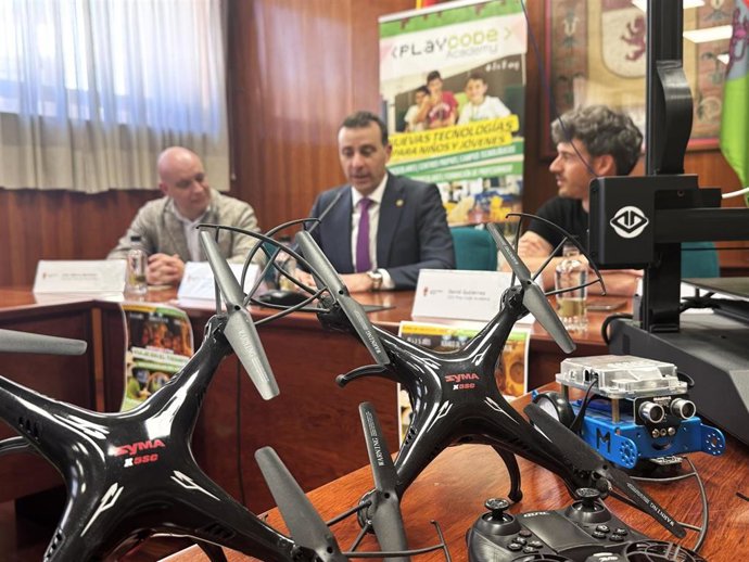 La ULE ha presentado este miércoles la duodécima edición del campus tecnológico de Play Code Academy, que se desarrollará en los meses de verano.