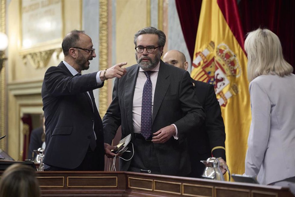 El vicepresidente primero del Congreso, Alfonso Rodríguez de Celis (i), y el diputado de Vox José María Sánchez (d), durante el pleno en el Congreso