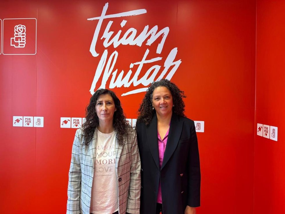 La portavoz del PSIB en el Consell de Mallorca, Catalina Cladera (d), y la secretaria general de la Federación Socialista de Mallorca (FSM), Amanda Fernández (i).
