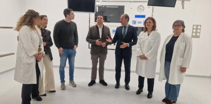 El consejero de Sanidad en funciones del Gobierno de Aragón, José Luis Bancalero, visita uno de los quirófanos del nuevo hospital de Alcañiz.