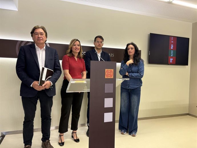 De izquierda a dereccha, los portavoces parlamentarios de A-TE, Tomás Guitarte; PSOE, Pilar Alegría; CHA, Jorge Pueyo; e IU, Marta Abengochea.