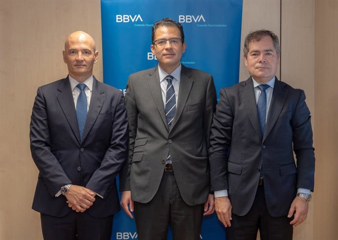 Archivo - El economista jefe de BBVA Research, Miguel Cardoso (en el centro), en la presentación del Informe Situación Canarias