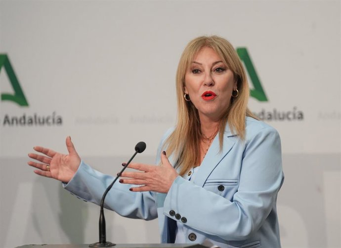 La consejera de Economía, Hacienda, Fondos Europeos y Diálogo Social de la Junta de Andalucía y portavoz del Gobierno, Carolina España, interviene en la rueda de prensa posterior a la reunión semanal del Consejo de Gobierno andaluz. 