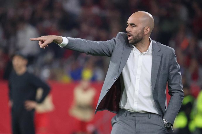 Claudio Giráldez da instrucciones durante el Friburgo-RC Celta de la ida de cuartos de la Liga Europa 25-26