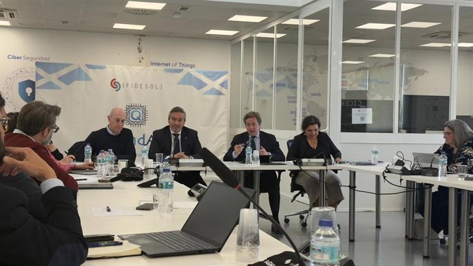 La Delegación de Economía, Hacienda y Fondos Europeos en Granada, a través de Andalucía Trade, ha celebrado una reunión con la Asociación de Centros Tecnológicos de Andalucía (Acenta) en el Parque Tecnológico de la Salud de Granada