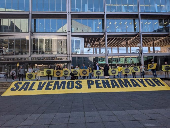 Archivo - Pancarta contra los permisos de Peñamayor