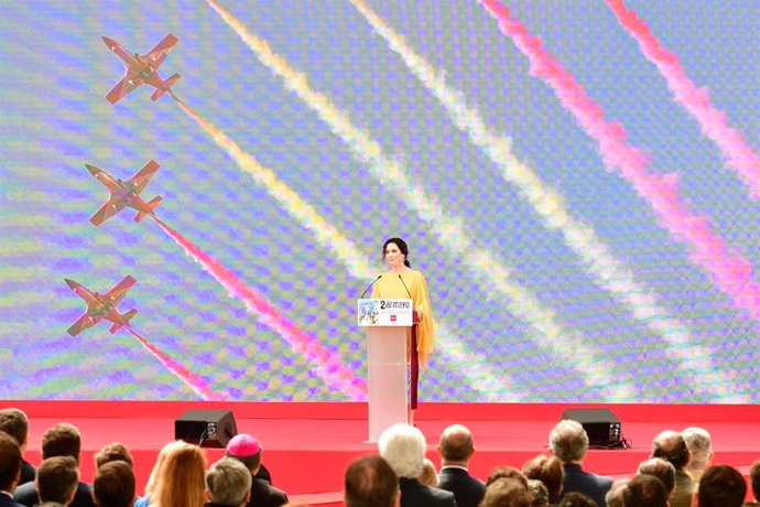 Archivo - La presidenta de la Comunidad de Madrid, Isabel Díaz Ayuso durante la entrega de las Grandes Cruces de la Orden del Dos de Mayo, en la Puerta del Sol de Madrid, a 2 de mayo de 2025, en Madrid (España). 