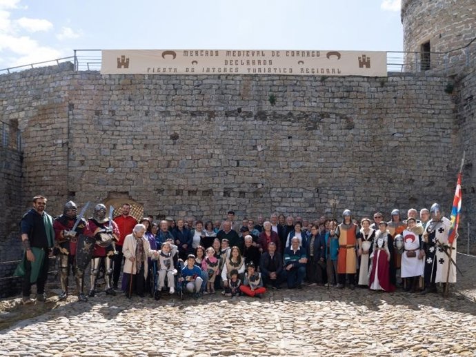 El consejero de Cultura, Turismo, Deporte y Juventud, José Luis Pérez Pastor, junto al alcalde de Cornago, Eugenio Cano, informan de un asunto de interés sobre las Jornadas de Artesanía Medieval de Cornago