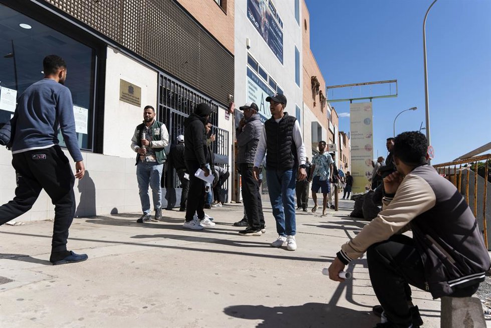 Ciudadanos marroquíes acuden al consulado rifeño en Almería para documentarse ante la regularización impulsada por el Gobierno. A 14 de abril de 2026 en Almería, (Andalucía, España). Foto de archivo.