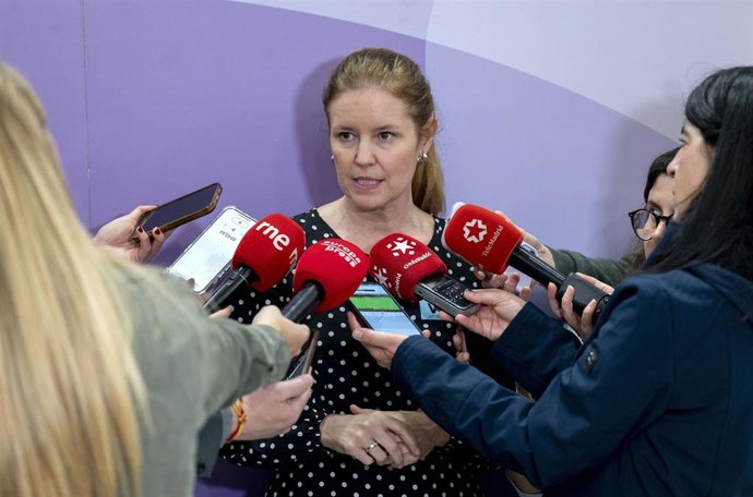 La consejera de Familia, Juventud y Asuntos Sociales de la Comunidad de Madrid, Ana Dávila, atiende a los medios al comienzo de la Conferencia Sectorial de Igualdad, a 15 de abril de 2026, en Madrid (España). Reunión con las consejeras y consejeros autonó