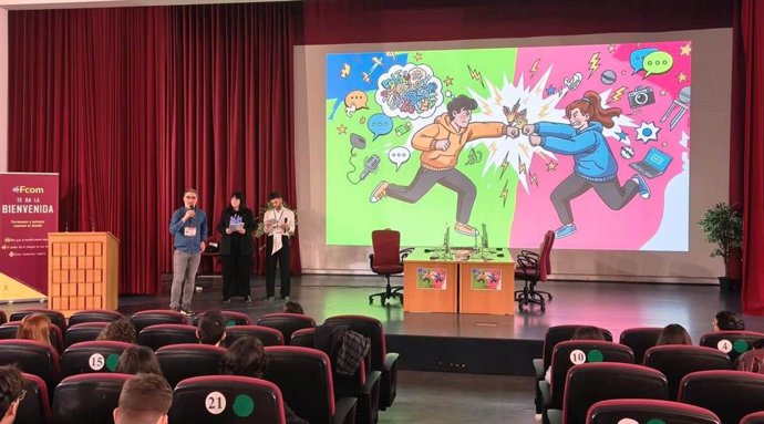 Celebración de la primera 'Prompt Battle' universitaria de España, organizada por la Facultada de Comunicación de la Universidad de Sevilla.