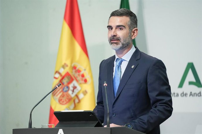 El consejero de Agricultura, Pesca, Agua y Desarrollo Rural de la Junta de Andalucía, Ramón Fernández-Pacheco, interviene en la rueda de prensa posterior a la reunión semanal del Consejo de Gobierno andaluz.