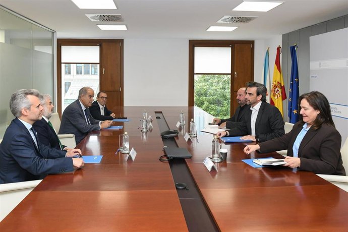 El conselleiro de Presidencia, Diego Calvo, se reúne con representantes del sector empresarial y turístico de la provincia de Pontevedra y la ciudad de Vigo, a 15 de abril de 2026.