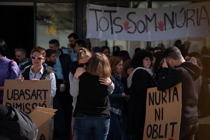 Archivo - Funcionarios protestan con carteles durante una concentración frente al Centro Penitenciario Brians 2, a 22 de marzo de 2024, en Sant Esteve de Sesrovires, Barcelona, Catalunya (España). 
