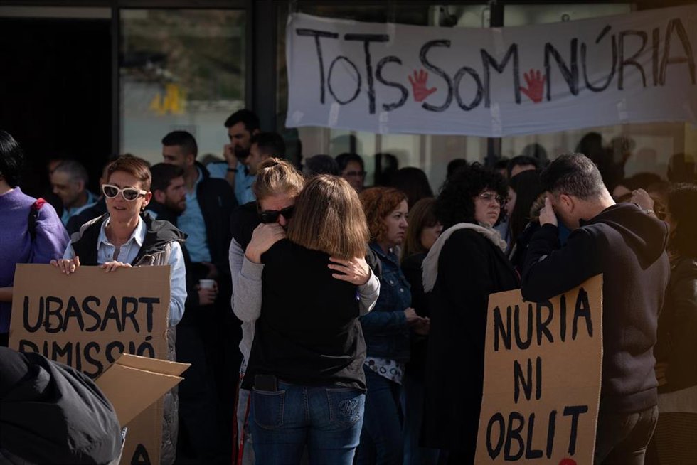 Archivo - Funcionarios protestan con carteles durante una concentración frente al Centro Penitenciario Brians 2, a 22 de marzo de 2024, en Sant Esteve de Sesrovires, Barcelona, Catalunya (España).