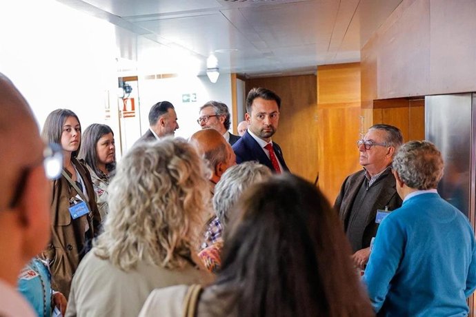 El presidente del PP de Asturias, Álvaro Queipo, este miércoles en la Junta General con vecinos de Trevías.