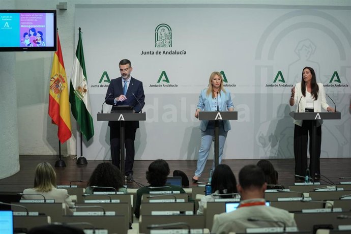 La consejera de Inclusión Social, Juventud, Familias e Igualdad de la Junta de Andalucía, Loles López (d), interviene en la rueda de prensa posterior a la reunión semanal del Consejo de Gobierno andaluz. A 15 de abril de 2026 en Sevilla (Andalucía, España