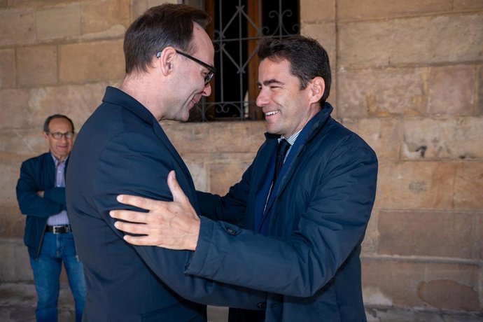 El alcalde de Reinosa, Sergio Balbontín (izda), y el delegado del Gobierno, Pedro Casares, durante un encuentro institucional celebrado este miércoles