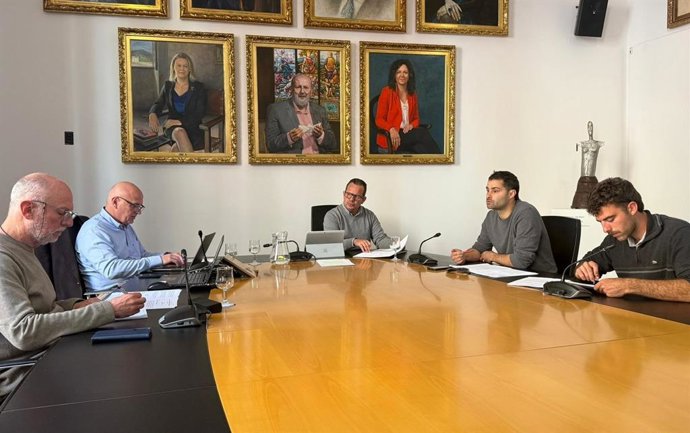 El Consell cierra la exposición pública de la ley de la Serra tras reunirse con medio centenar de personas y entidades.