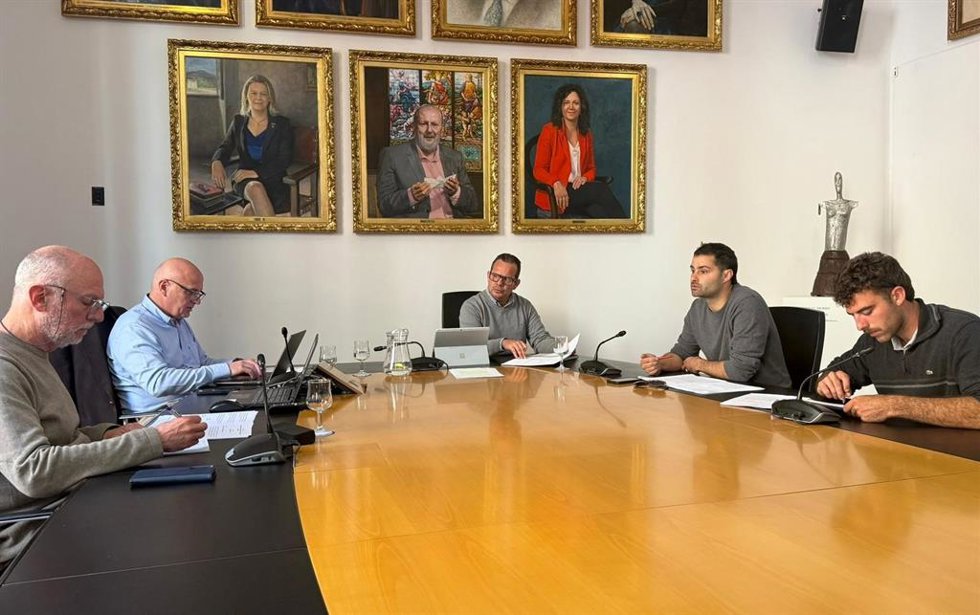 El Consell cierra la exposición pública de la ley de la Serra tras reunirse con medio centenar de personas y entidades.