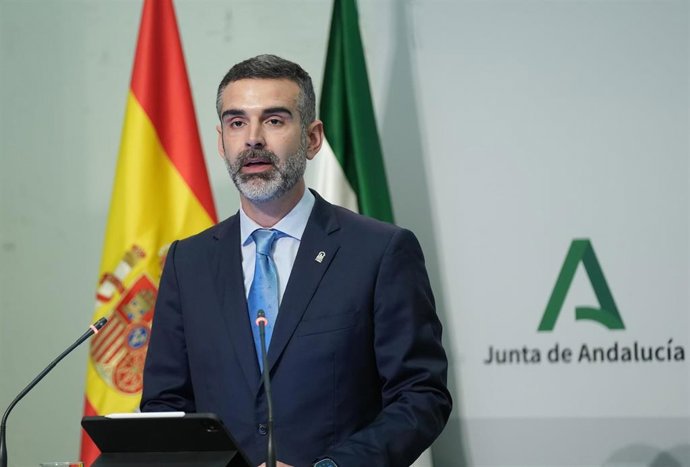 El consejero de Agricultura, Pesca, Agua y Desarrollo Rural de la Junta de Andalucía, Ramón Fernández-Pacheco, en la rueda de prensa posterior a la reunión semanal del Consejo de Gobierno andaluz. A 15 de abril de 2026 en Sevilla (Andalucía, España). 