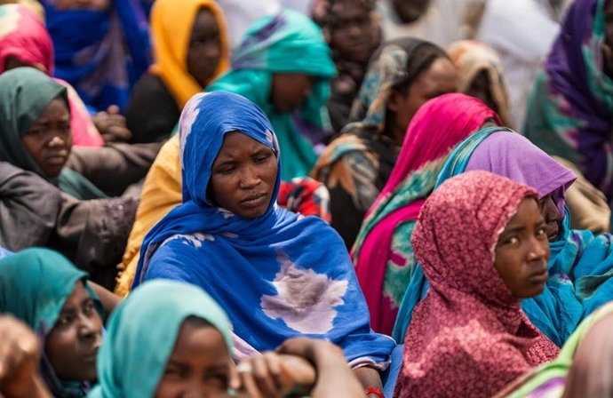 Refugiadas sudanesas se reúnen en un asentamiento temporal en Koulbous, Chad, junto a la frontera con Sudán, en marzo de 2025, después de huir del conflicto todavía en curso.