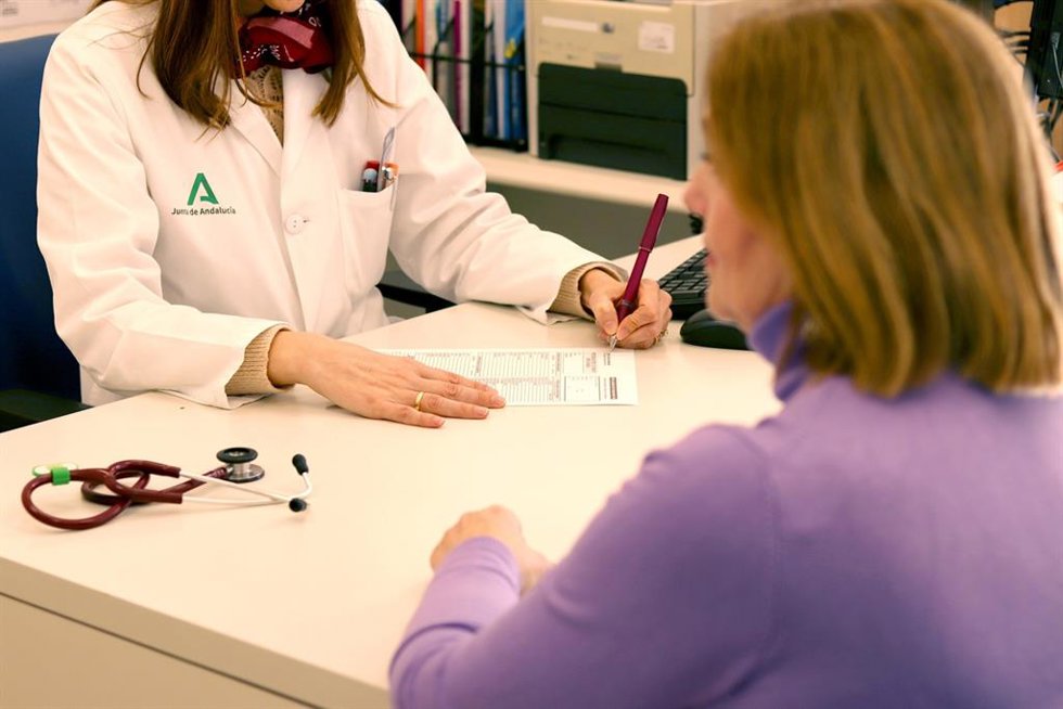 Archivo - Imagen de archivo de una mujer en consulta.