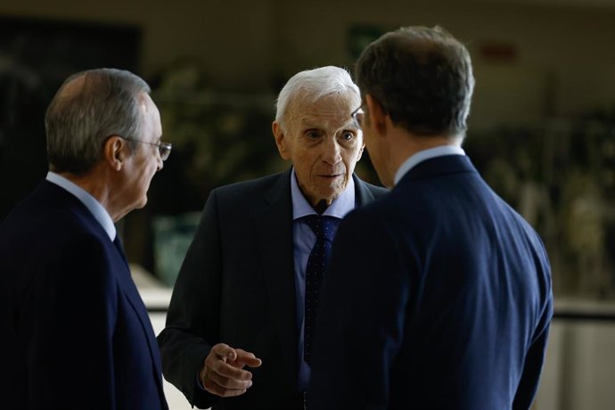 Archivo - Jose Emilio Santamaria, Alberto Nunez Feijo and Florentino Perez attend the funeral chapel of Amancio Amaro, ex football player of Real Madrid, at Santiago Bernabeu stadium on February 21, 2023, in Madrid, Spain.