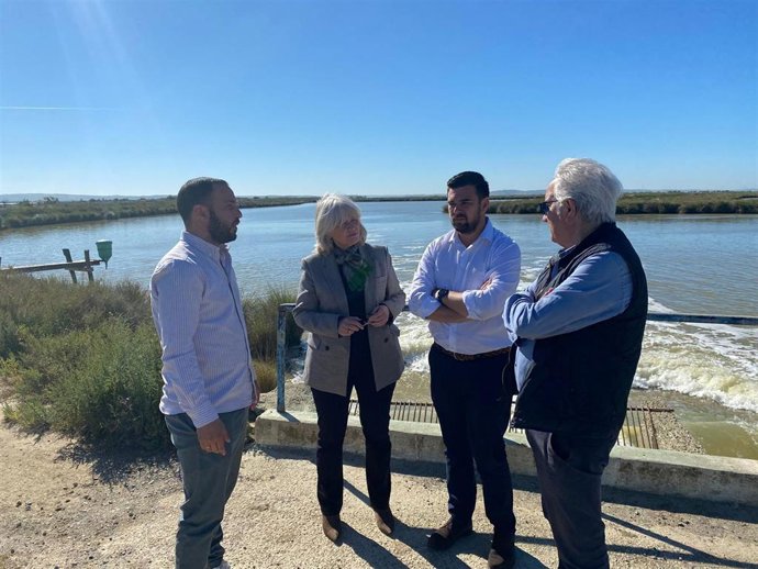 La delegada de la Junta de Andalucía en la provincia de Cádiz, Mercedes Colombo, en una visita a la empresa Pistresa, en Trebujena, junto al delegado territorial de Agricultura, Francisco Moreno, y el gerente de Pistresa, Francisco Romero.